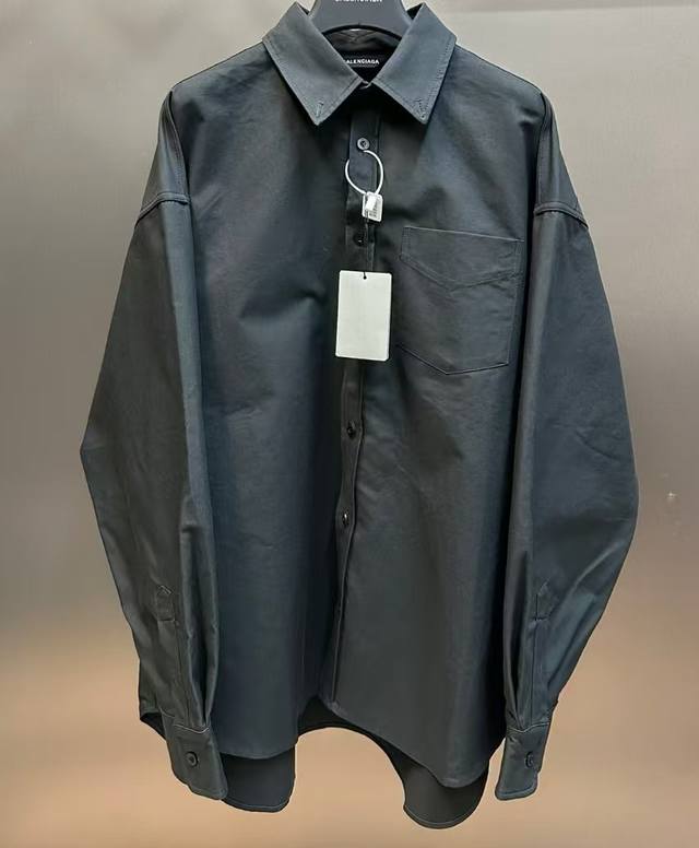 款号 Mr25 Mr新款！秋季加厚长绒棉衬衣！ 今天新上一款巴家同款衬衣，采用精梳双层加厚长绒棉面料，秋季外搭神器单品！ 前胸小口袋，高端衬衣才有的领扣，全系L