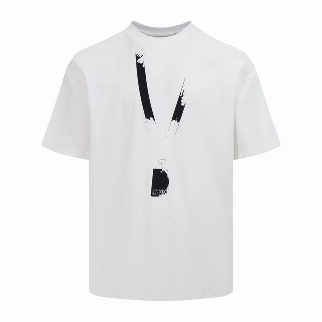 款号 :M005 Mm6 Maison Margiela Ss24 通行证设计感图案印花圆领短袖棉质T恤 男女同款 颜色 : 黑色 白色 尺码 : 44 46