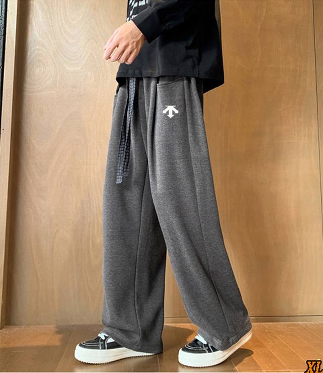 Descente迪桑特 独家实拍上新秋冬高品质纯色运动卫裤百搭抽绳裤垂感阔腿裤休闲裤，本季主打，货源充足，放心主推，高端品质，经典设计，做工出色，经典百搭，上身