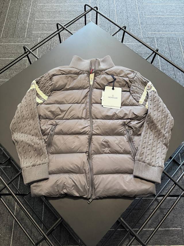 Moncler 蒙口针织羽绒拼接立领 独特侧面螺纹设计！！！ 卖点：羽绒针织拼接， 拼接处采用羊毛混纺面料！ 蒙家每年这个时候都会出几款毛衣拼羽绒， 其实毛衣拼