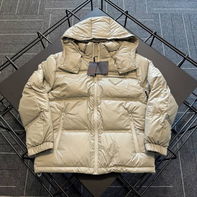 Prada普拉达 三角大标压胶休闲羽绒服 黑科技压胶羽绒外套 压胶高版本 冬装新品，高端定制！轻熟商务最爱系列，极简主义风格羽90鹅绒羽绒服 面料舒适有型！上身