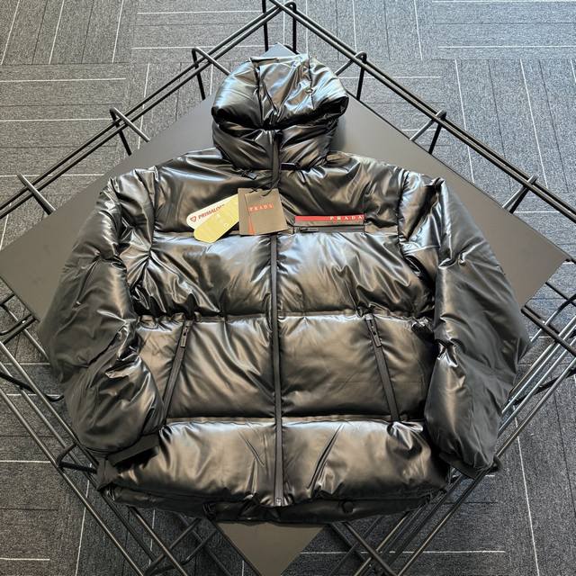 Prada 普拉达红标胶囊秋冬季连帽新款羽绒服 性价比超级高的休闲羽绒服！ 此款羽绒服甄选客供100%棉纶材质制作而成 面料拥有极为优越的防水透气性 能抵挡户外