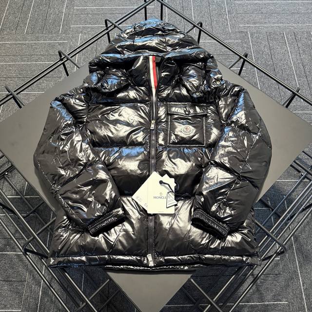 蒙口 盟可睐 Montbeliard 三色织带 蒙口三色织带 尺码: 1码，2码，3码，4码，5码 描述： 该款羽绒服采用标志性的闪亮漆面尼龙面料制成，双门襟设