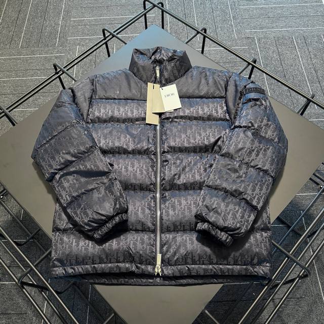 Dior 迪奥 秋冬新款情侣款羽绒服 原版1:1订制五金配件全进口原版定制 欢迎专柜对比 绝对的高品质 采用顶级90白鸭绒 超柔软 充羽量蓬松饱满 超级重工 面