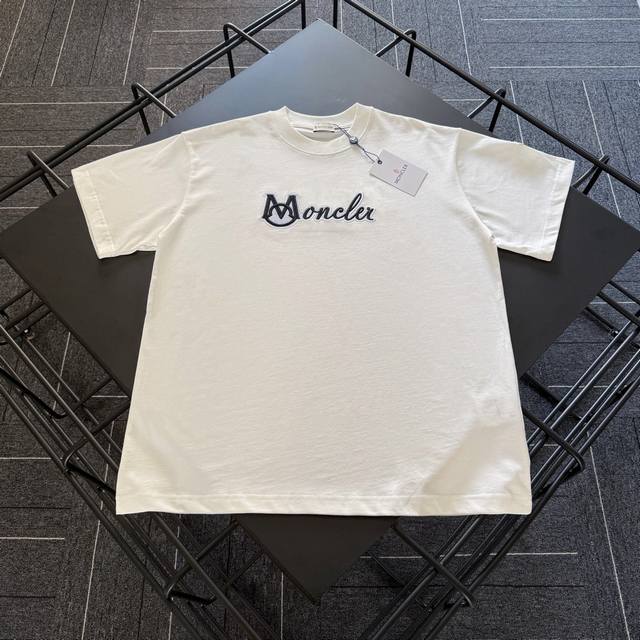 款号Mc001 Moncler蒙口 25新款 绣花小标Logo短袖T恤 定制280克全棉双纱硬挺面料 布面干净 布纹清晰 手感非常细腻扎实 更加力挺 舒适透气不