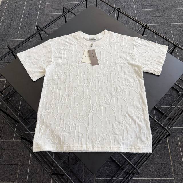 款号D002 Dior 25Ss激光破洞浮雕满印字母短袖T恤 定制280克全棉双纱硬挺面料 布面干净 布纹清晰 手感非常细腻扎实 更加力挺 舒适透气不易变形不易