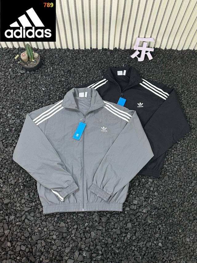 阿迪达斯 Adidas 25Ss秋冬运动立领复古运动立领长袖夹克外套 男女同款 - 这款Adidas 秋冬系列夹克外套，绝对是街头潮流的焦点。立领设计，瞬间提升