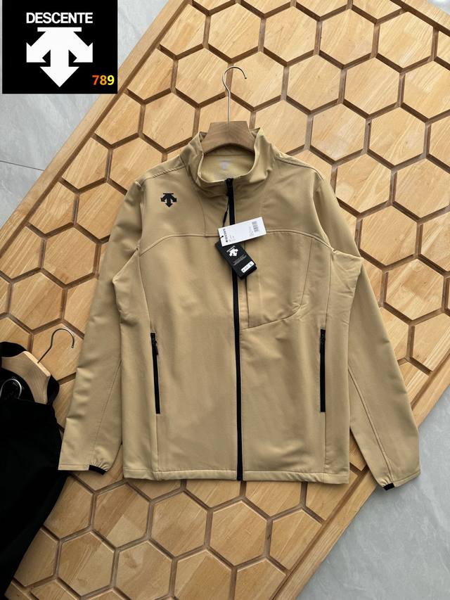 Descente 25年迪桑特男女情侣款户外立领 针织运动外套 户外多功能性针织运动外套，采用优质拉伸性面料，搭配动态裁剪版型，贴合肩部、手臂等关节的动态轮廓，