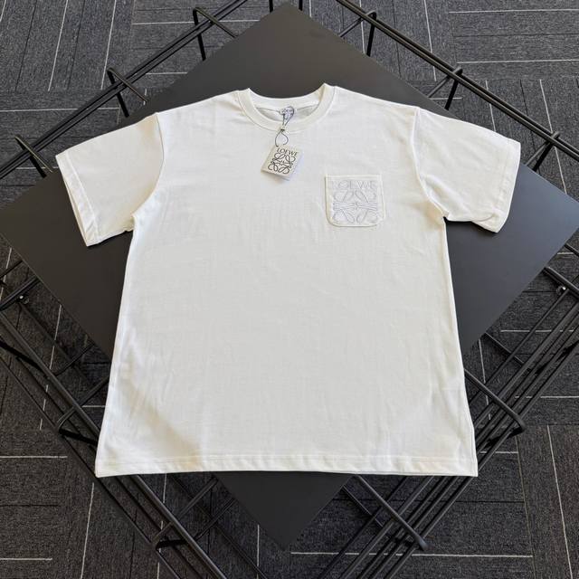 款号L002 Loewe 新款口袋刺绣Logo短袖T恤 定制280克全棉双纱硬挺面料 布面干净 布纹清晰 手感非常细腻扎实 更加力挺 舒适透气不易变形不易褶皱
