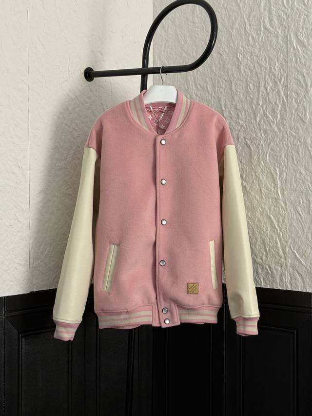 Lv 路易 Fw25 Nigo系列拼皮珍珠扣皮革镶边前袋饰棒球束腰棒球服夹克 本款棒球束腰夹克为胸前丝绒Lv 贴饰融入刺绣珠饰，点明当季丹迪主题。粒面皮革衣袖压