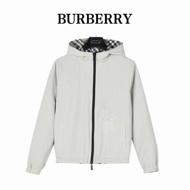 Burberry 巴宝莉 格纹战马双面穿连帽外套 轻便的连帽外套，选用由梭织尼龙面料制成，设计有可调式抽绳连帽以及双拉链设计！ 下摆采用骑士战马贴花刺绣。完美提