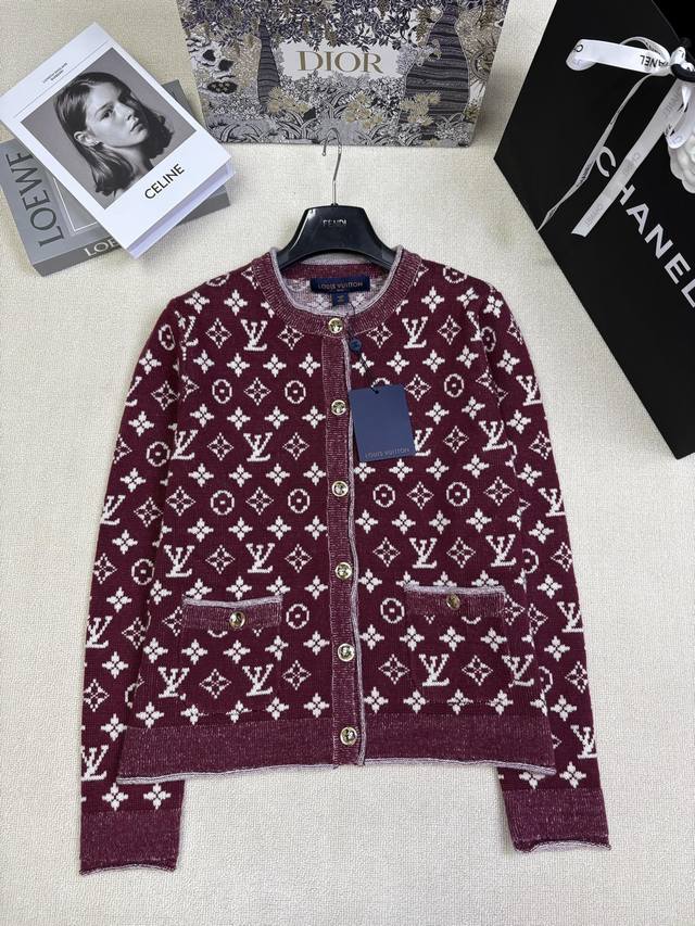 Lv路易威*25秋冬新款针织圆领开衫 经典品牌字母Logo图案老花撞色提花装饰 两口袋装饰Yb开模字母Logo金属纽扣点缀 高级时髦百搭 尺码Sml