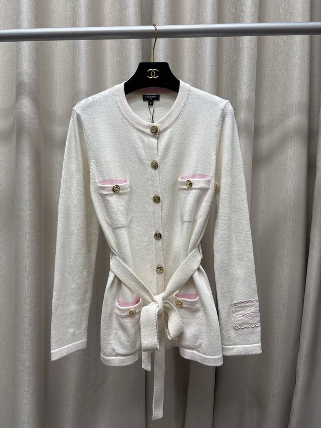 Chane*25B秋冬新款针织圆领开衫 Yb开模Logo五金纽扣装饰 腰间绑带设计 袖口字母Logo章仔点缀 高级精致轻奢 尺码Sml