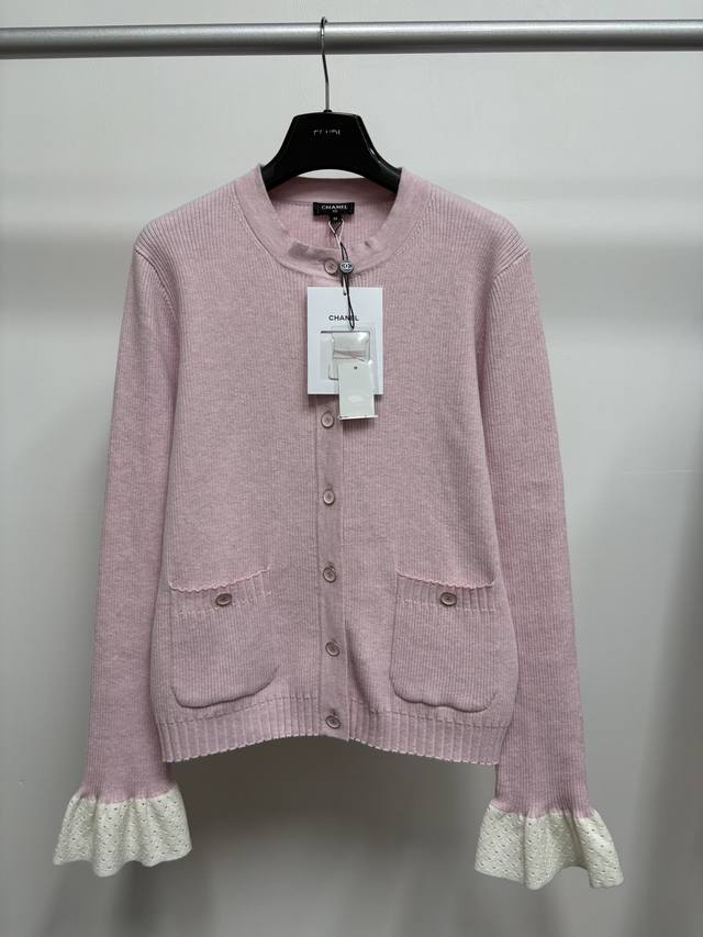 Chane*25B早秋新款针织圆领开衫 Yb开模字母Logo纽扣装饰 撞色拼接荷叶袖设计 高级时髦赫本风 尺码Sml