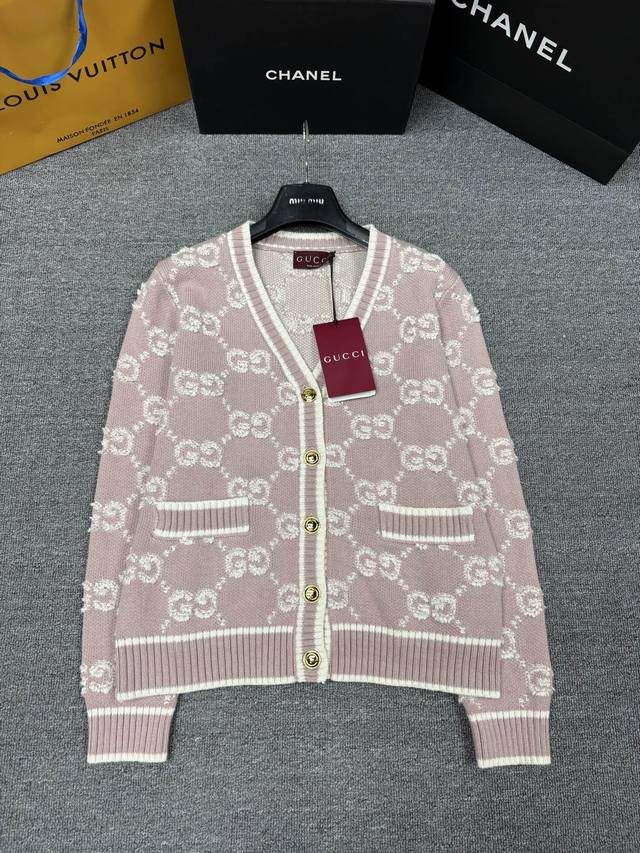 Gucc*25秋冬新款针织V领开衫 经典品牌双G菱格提花装饰 Yb开模双G五金纽扣点缀 高级时髦名媛风 尺码Sml