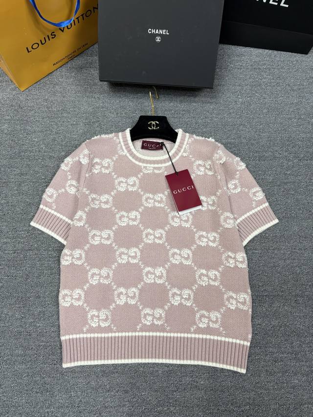 Gucc*25早秋新款针织圆领短袖 经典品牌双G老花菱格撞色提花装饰 常规版型 时髦高级轻奢百搭 尺码Sml