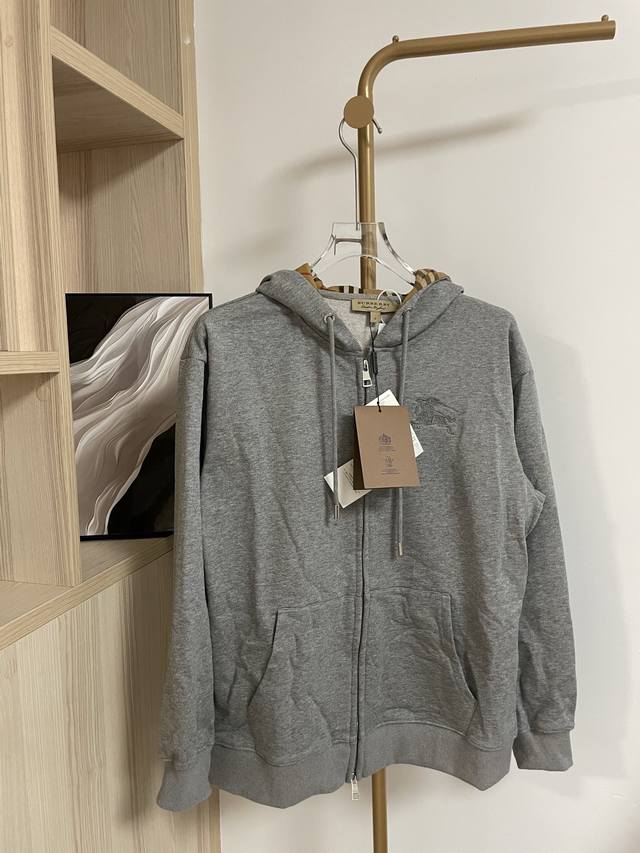 款号#Br71 高端定制,最高品质版本Bur*家Logo刺绣连帽开衫卫衣,采用独家定制480G原版1:1双股双纱纯棉面料,定织定染同缸无色差罗纹,定制1:1辅料 款号#Br71 高端定制,最高品质版本Bur*家Logo刺绣连帽开衫卫衣,采用独家定制480G原版1:1双股双纱纯棉面料,定织定染同缸无色差罗纹,定制1:1辅料