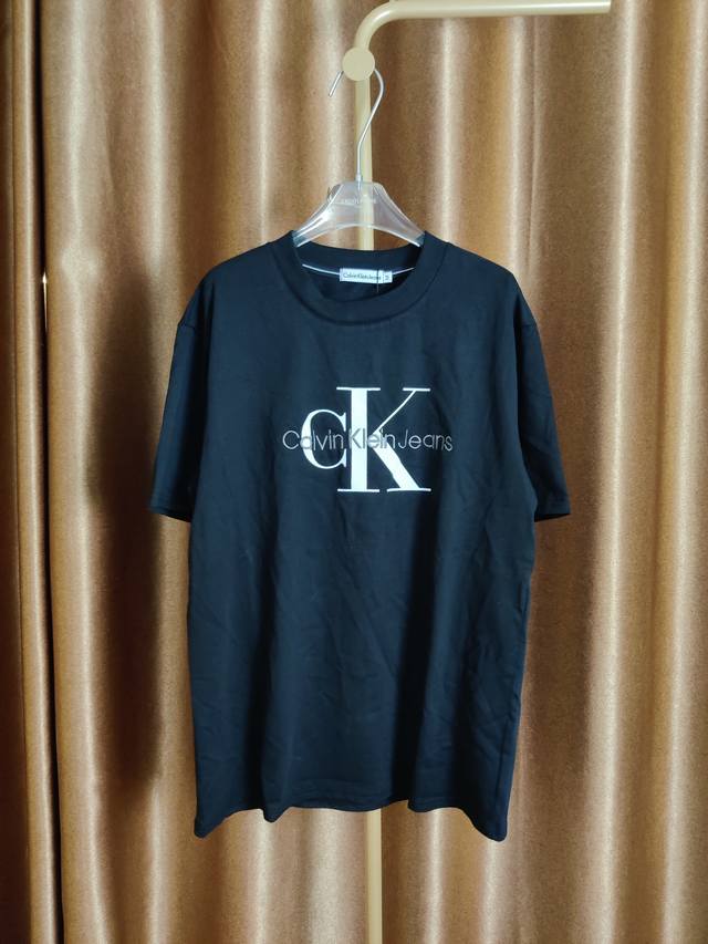 特价 非质量问题不退换 Calvin Klein Ck 男女情侣休闲圆领短袖T恤,印花+刺绣一体的工艺,成本增加耗时耗力。 莱卡面料质感非常细腻 手感柔软平滑 特价 非质量问题不退换 Calvin Klein Ck 男女情侣休闲圆领短袖T恤,印花+刺绣一体的工艺,成本增加耗时耗力。 莱卡面料质感非常细腻 手感柔软平滑