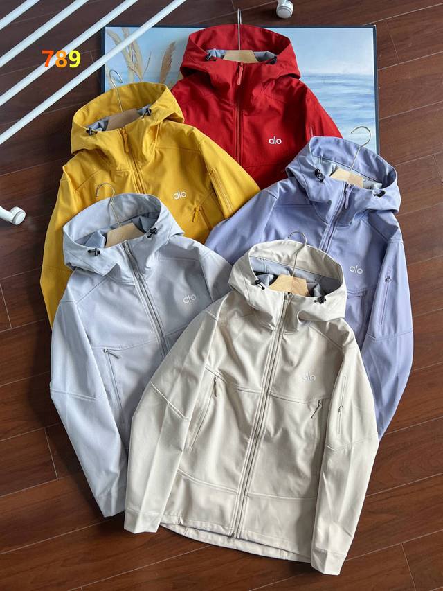 Alo 户外山系工装风连帽大口袋冲锋外套 这款软壳冲锋衣采用高B1277品质的面料,具有出色的防风性能,能有效抵挡户外的强风侵袭,为你提供温暖的防护。同时,它的 Alo 户外山系工装风连帽大口袋冲锋外套 这款软壳冲锋衣采用高B1277品质的面料,具有出色的防风性能,能有效抵挡户外的强风侵袭,为你提供温暖的防护。同时,它的