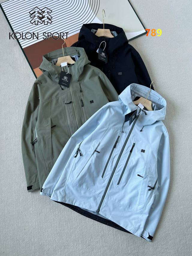可隆Kolon Sport 透湿耐磨防风Gtx 3L防水夹克硬壳冲锋衣 金属Logo，腋下和胸前都是大拉链设计，整体所有的缝子全是压交的，不管是大风还是瓢泼大雨