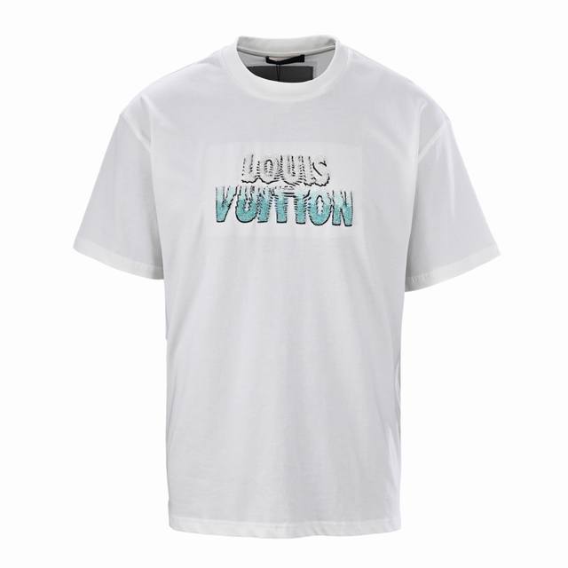 Louis Vuitton Lv 串珠圆领短袖T恤 正品6839购入开发，采用32支双纱精疏棉平纹面料，领口1*1索罗纳螺纹，面料酵洗，进口绣珠，定制辅料，宽松