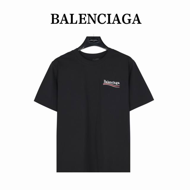 Balenciaga 巴黎世家 经典可乐刺绣短袖 采用定制面料。添加杜邦公司Sorona 索罗娜 材料，亲肤性好、改善缩水，同时可以支撑面料良好的保型性.面料特