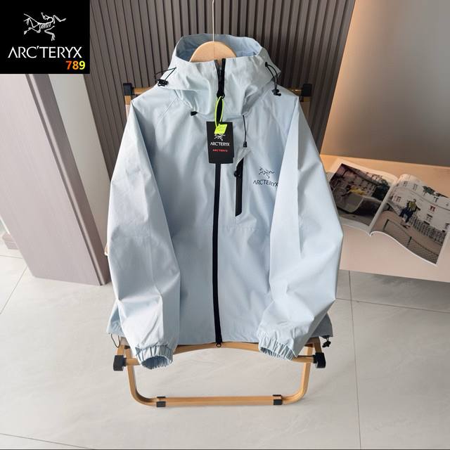 Arcteryx 始祖鸟海外机能拉链官网同步发售，男女同款夹克，面料采用高品质优质冲锋衣面料，机能工装日系风十足 当季必备 版型超正 拒绝臃肿 面料质感非常棒