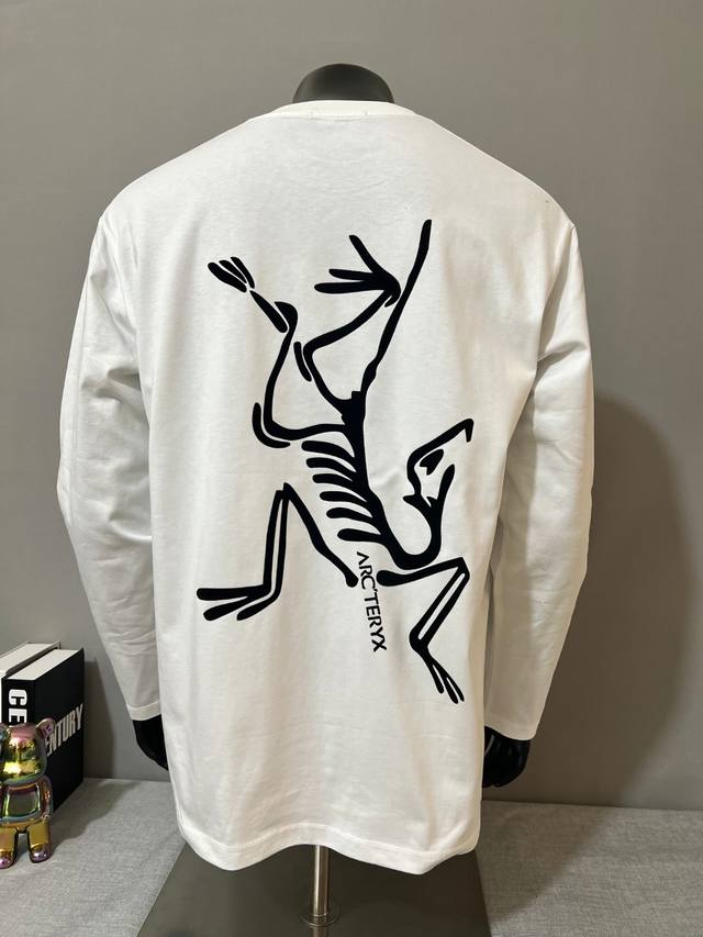 始祖鸟Arc'teryx 25Fw秋冬新款长袖T恤，巨骨鸟超大Logo设计；后背植绒印花超大骨鸟Logo设计，前胸植绒小鸟标识；280G双纱100%纯棉面料，进