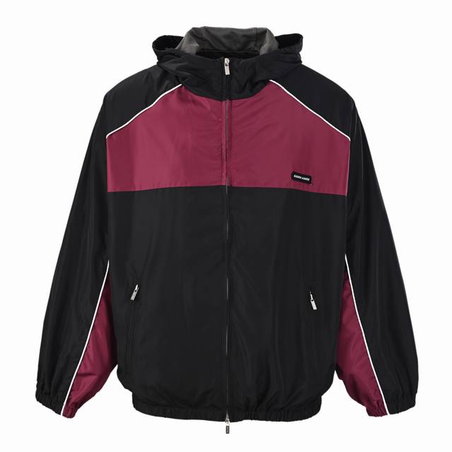 Miu Miu缪缪Mm 三色拼接运动连帽夹克外套 优雅与动感的完美碰撞，色彩艺术，彰显个性采用大胆拼色设计，将经典与现代色彩巧妙融合，打造出视觉上的强烈冲击力。