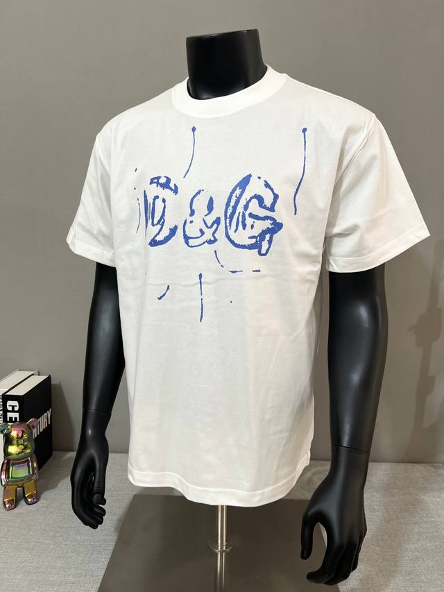 D&G 杜嘉班纳Dolce&Gabbaa 26Ss春季新款艺术字母Logo纯棉短袖T恤，印花圆领甄选240G双纱纯棉，男女同款，简约好看时尚百搭，欧版宽松版型，
