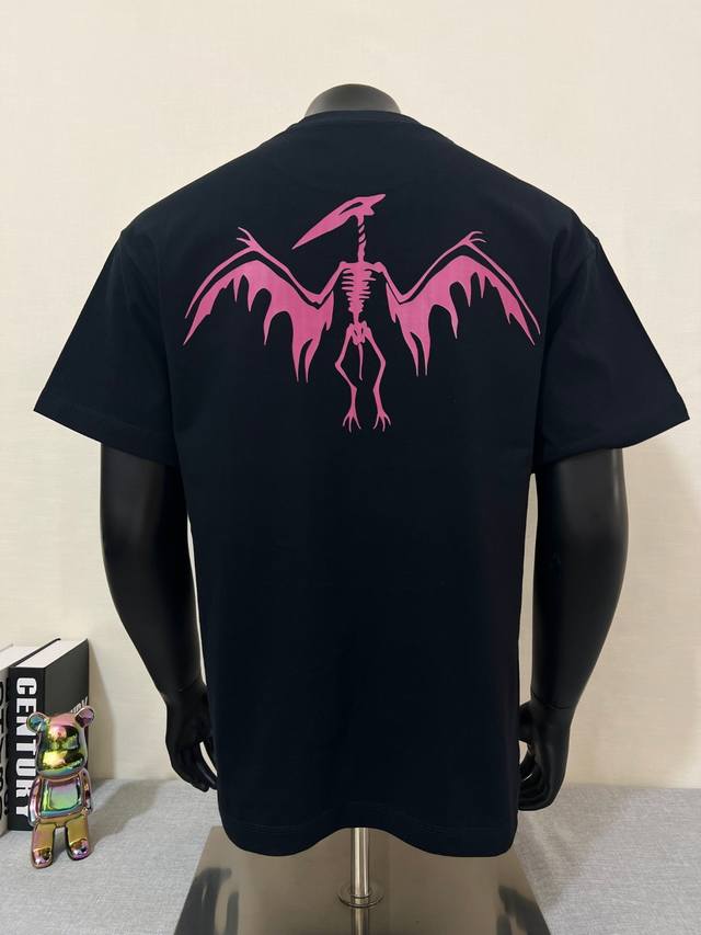 Arc‘Teryx 始祖鸟 得&官同步，官定制款 不可思议 魅影粉龙 原开同步双面印花工艺 三标齐全，细节对官对版，选用240G双纱100%纯棉面料，进口机织线