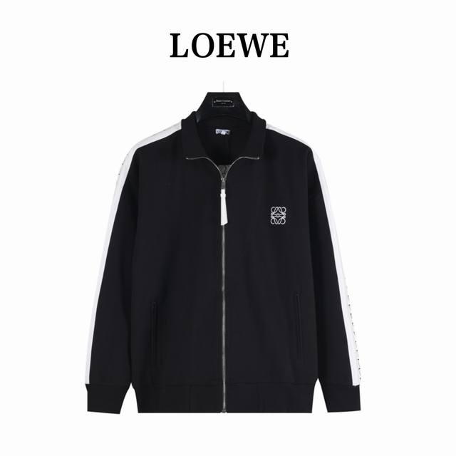 Loewe 罗意威 25手臂线条织带拉链外套 采用轻盈翻面绒棉质面料，一面光滑的棉质表面，一面经过起绒处理，整体裁剪较为宽松，使用双向拉链开合，方便穿脱，增加了