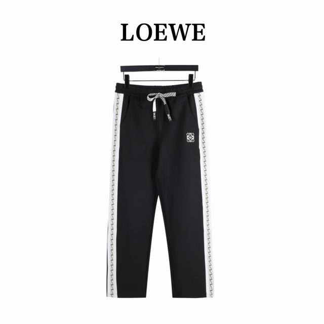 Loewe 罗意威 25Fw侧边线条织带长裤 区分市面通货，男女同款全新美学灵感趣味设计,渠道性质精品。让整体造型设计更加优雅时尚，今夏最火系列，无数明星潮人追
