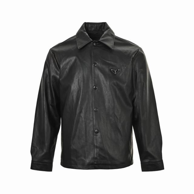 Prada 普拉达 三角标单排扣皮衣夹克外套 定制荔枝纹小羊皮，75D高密斜纹尼龙风衣料，工艺精湛合体，自带优化身材比例效果，进口模板机开袋，进口专机红外线定位