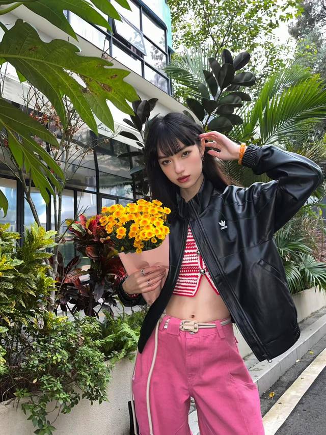 款号298， 穿搭灵感｜阿迪三叶草皮夹克，承包你所有风格 谁懂啊！一件皮夹克居然能玩出这么多花样～ 焦糖棕款：内搭白衬衫+领带，学院风混搭街头感，抱只小萌宠，咖