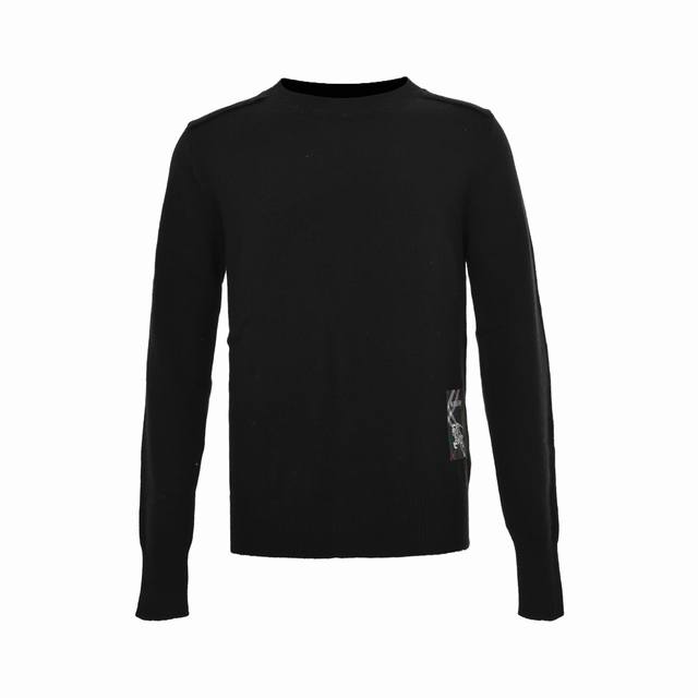 Burberry 巴宝莉 格纹战马贴布圆领毛衣 巴宝莉 25Ss新款羊毛衫，于意大利工坊针织打造，呈现常规版型。采用圆领款式，饰牌贴花巧妙融合 Burberry