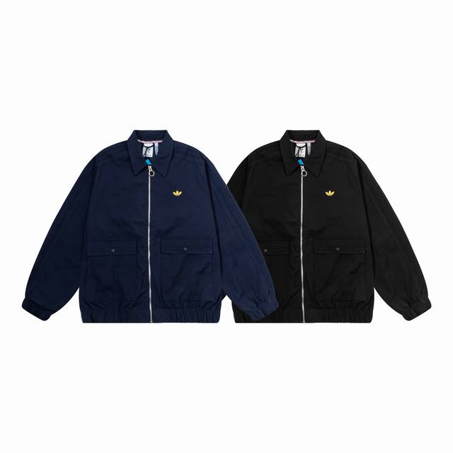 款号270， Adidas 复古工装风夹克 宝子们看过来！Adidas 这款夹克太绝啦～藏青、酷黑双色可选，复古工装感直接拉满。翻领设计利落有型，胸前小金标精致