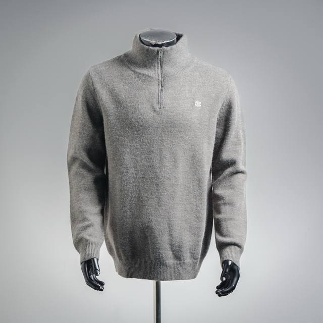 Celine 赛琳25Fw 小刺绣高领半拉链毛衣 灰色 原12,500购入，面料采用膨体羊毛绒混纺，轻柔触感，舒适贴肤，标志性凯旋门刺绣点缀正面 胸前Celin