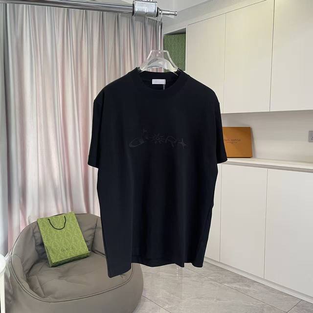 Dio*2025秋季新款 个性刺绣字母Logo 短袖T恤 定制面料300G 三标齐全 男女同款 颜色：黑色 白色 尺码: S M L Xl Xxl 五个码