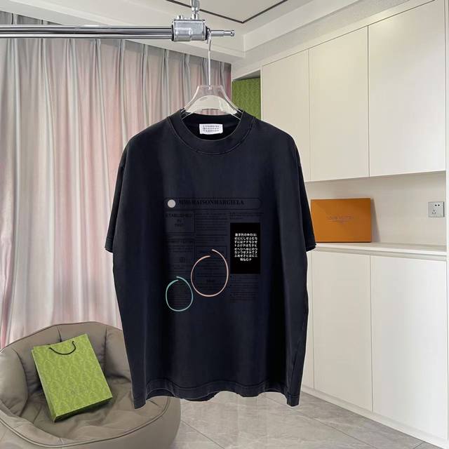 马吉拉Mm6 2025秋季新款 做旧渐变磨破 个性Logo印花 定制面料320G 短袖T恤 男女同款 尺码：S M L Xl Xxl 五个码 颜色：黑色 白色