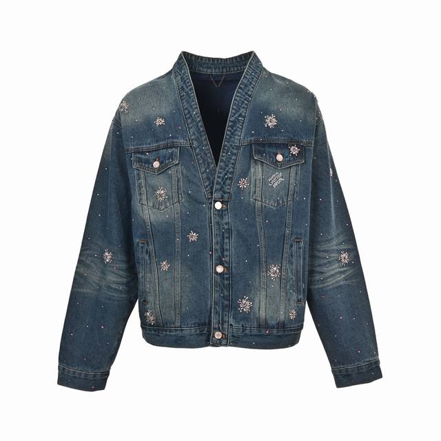 Louis Vuitton 路易威登 Nigo联名樱花手缝烫钻牛仔夹克 采用水洗丹宁牛仔面料呈现出独特的褪色自然的质感，每一件夹克的水洗效果都独一无二，赋予其别