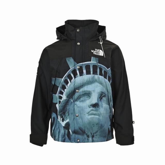 The North Face 北面 Supreme联名自由女神系列冲锋衣 高色彩前后数码喷绘，田岛刺绣联名拼色冲锋衣夹克 与以往相比Gtx防水工艺的同时这次的联