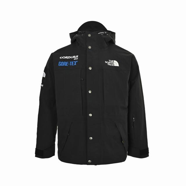 The North Face 北面 Fw18 Supreme联名机能系列冲锋衣 关于面料，这款冲锋衣表层面料的原材料，用的是美国杜邦可提拉原料。原料抗紫外线等级