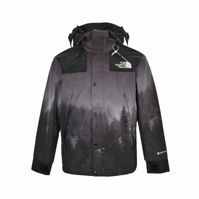 The North Face 北面 23Fw 暗夜森林限量版1990冲锋衣 1、面料：采用戈尔公司2L双层Gore-Tex面料，面料表层做超高强度防水，内层覆膜
