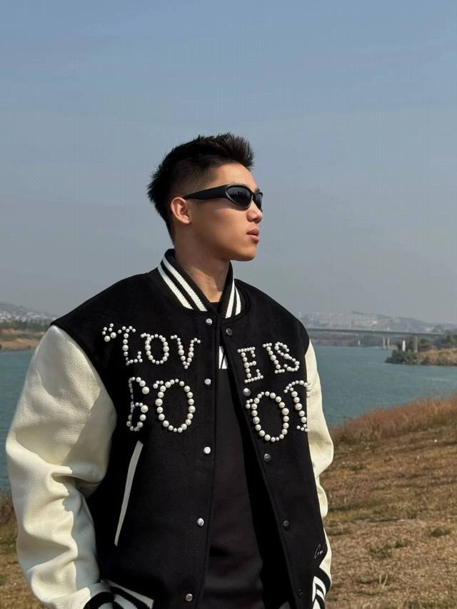 Goodbrand小鬼同款Love Is Good珍珠标语情侣装拼色棒球夹克外套 黑色、红色 S-Xl