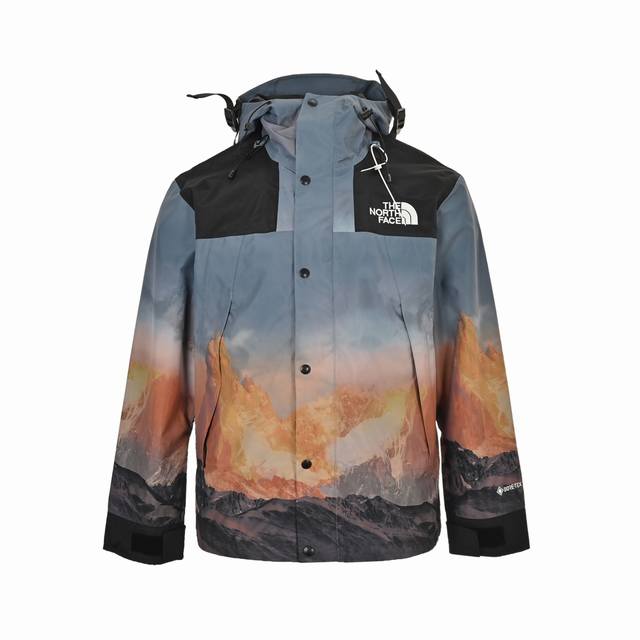 The North Face 北面 23Fw 日照金山限量版1990冲锋衣 顶级热封 1、面料：采用戈尔公司2L双层Gore-Tex面料，面料表层做超高强度防水