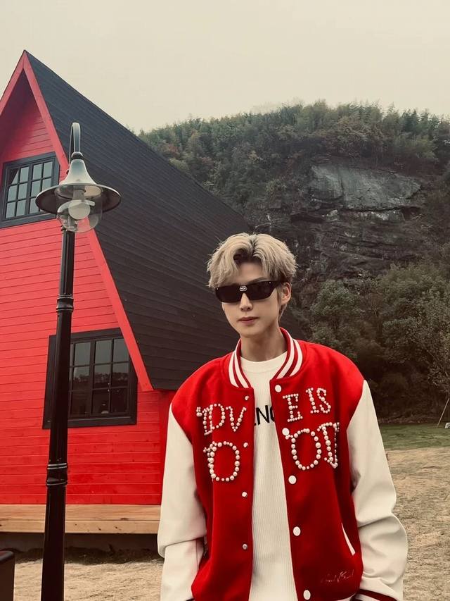 Goodbrand小鬼同款Love Is Good珍珠标语情侣装拼色棒球夹克外套 红色、黑色 S-Xl