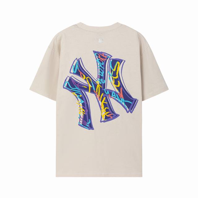 209#。 采用原版订制面料、300克重 版型不易走样、做工细节做到极致.、搭配320克1X1螺纹 面料螺纹同缸定染无色差 不易变形 进口环保印花胶浆 图案鲜明