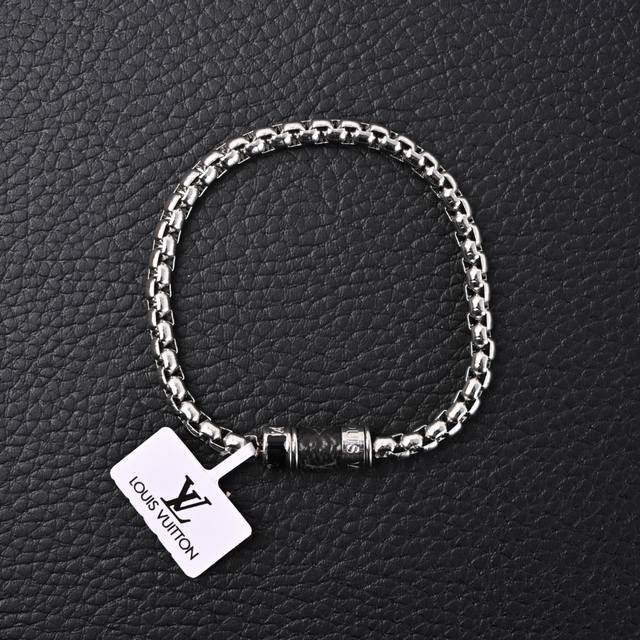 Louis Vuitton Lv Monogram Chain 香水瓶手链 以传统路易威登皮具中的饰件为原型，关键设计款式的改良之作，采用标志性银色Monogr