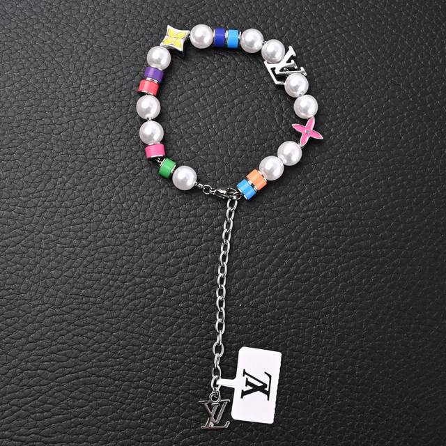 Louis Vuitton Lv Mng Pearls Party 王鹤棣同款 花押字珍珠派对多色手链M1264A 官网在售价 P10,650Rmb,Mng P